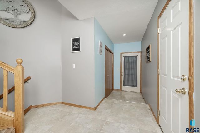1715 S Lorne Ln Lane, Sioux Falls, SD 57106