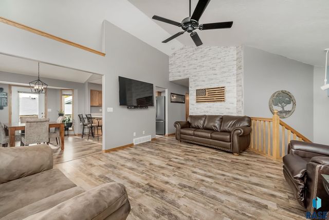 1715 S Lorne Ln Lane, Sioux Falls, SD 57106