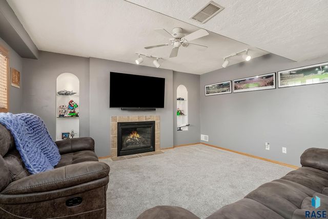 1715 S Lorne Ln Lane, Sioux Falls, SD 57106