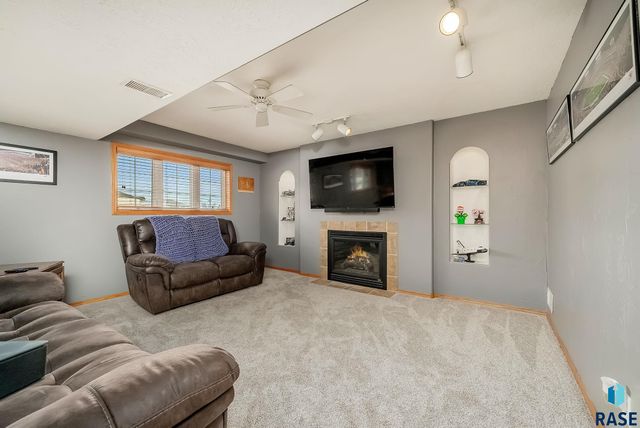 1715 S Lorne Ln Lane, Sioux Falls, SD 57106
