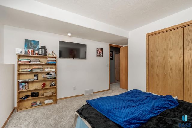 1715 S Lorne Ln Lane, Sioux Falls, SD 57106