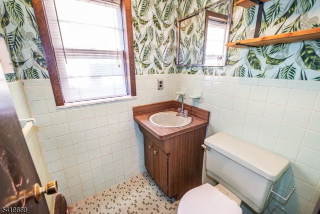 127 Horseneck Rd, Fairfield Twp., NJ 07004