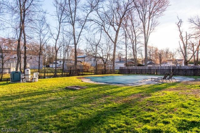 127 Horseneck Rd, Fairfield Twp., NJ 07004