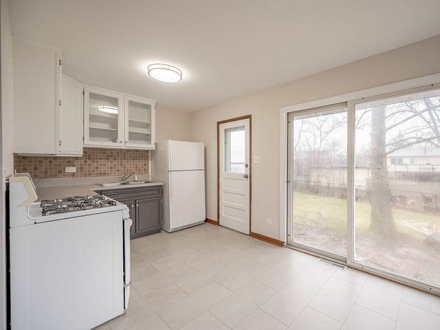 37 N Cedar Lane, Glenwood, IL 60425