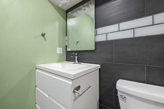 5834 W 77th Street 104, Burbank, IL 60459