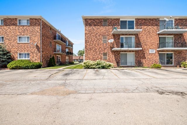 5834 W 77th Street 104, Burbank, IL 60459