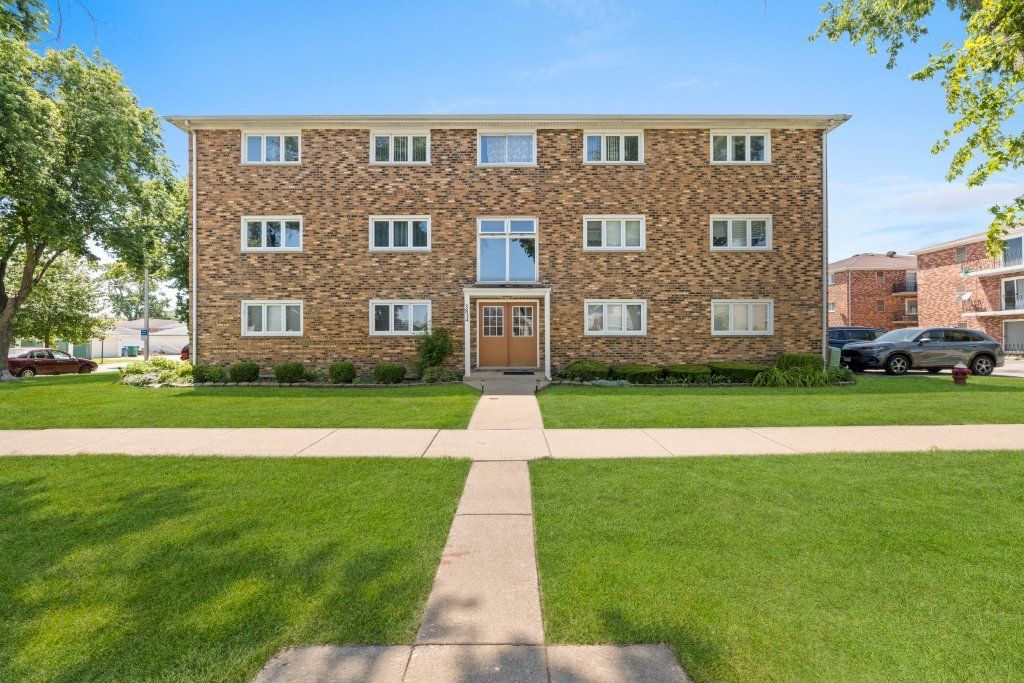5834 W 77th Street 104, Burbank, IL 60459