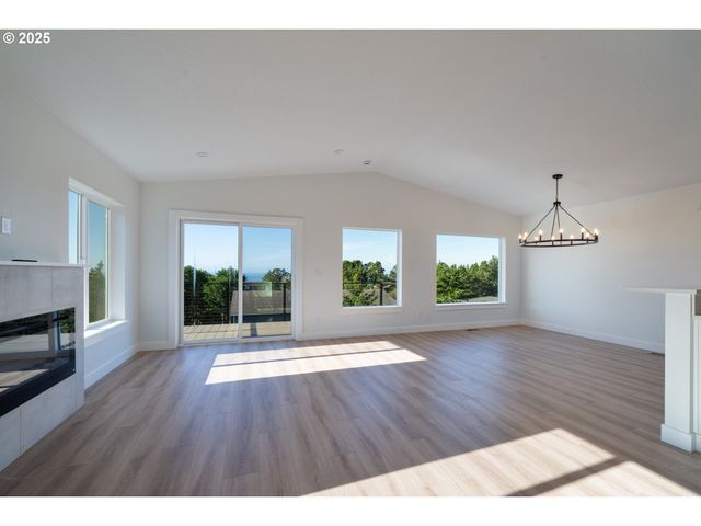 110 CRESCENT St, Tillamook, OR 97141