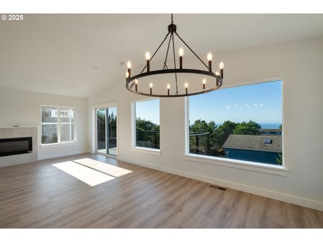 110 CRESCENT St, Tillamook, OR 97141