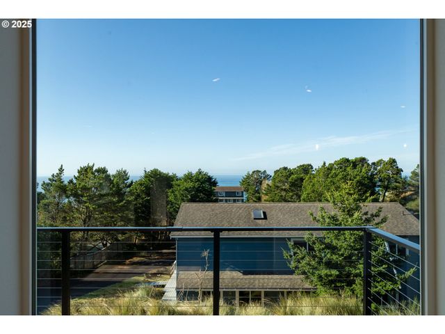 110 CRESCENT St, Tillamook, OR 97141
