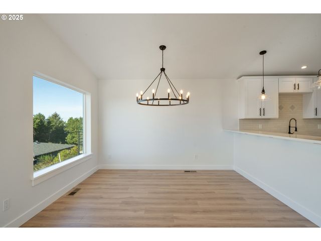 110 CRESCENT St, Tillamook, OR 97141
