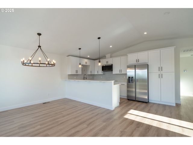 110 CRESCENT St, Tillamook, OR 97141