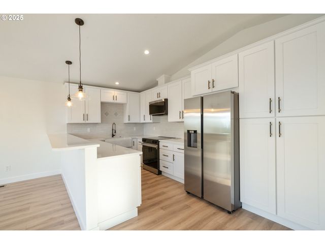110 CRESCENT St, Tillamook, OR 97141