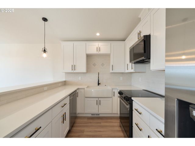 110 CRESCENT St, Tillamook, OR 97141