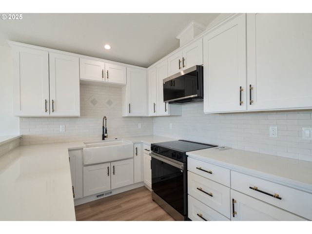 110 CRESCENT St, Tillamook, OR 97141