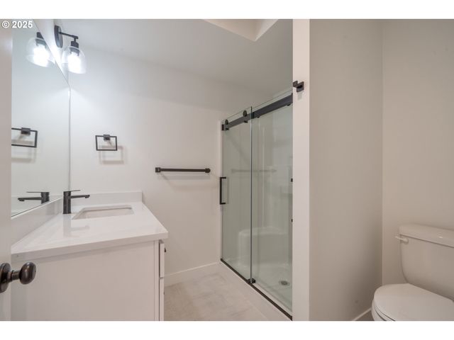 110 CRESCENT St, Tillamook, OR 97141