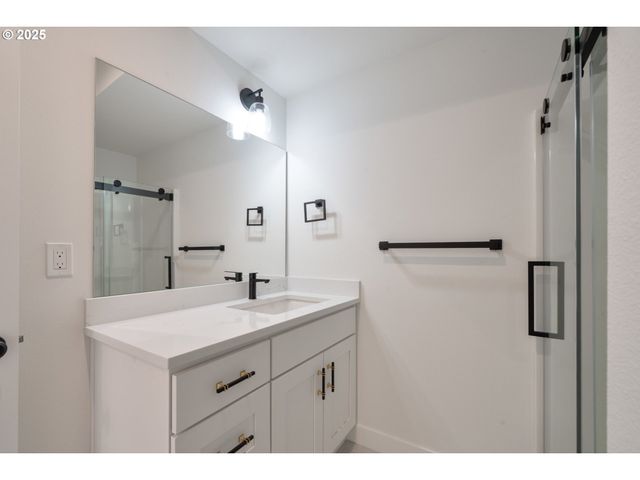 110 CRESCENT St, Tillamook, OR 97141