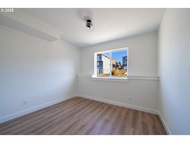110 CRESCENT St, Tillamook, OR 97141