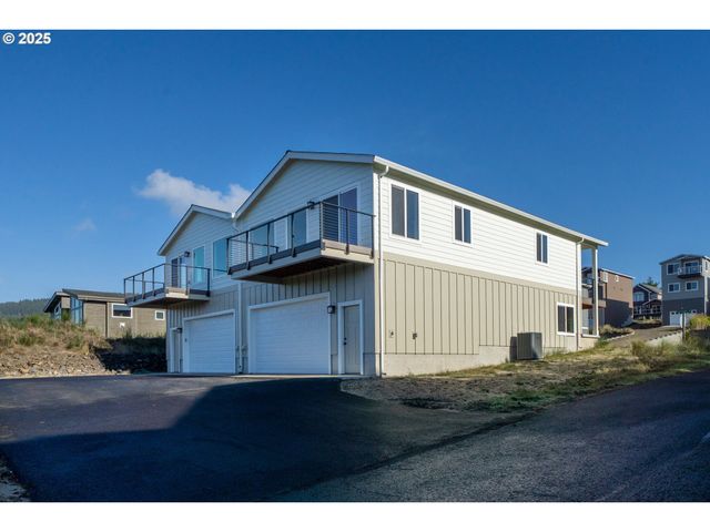 110 CRESCENT St, Tillamook, OR 97141