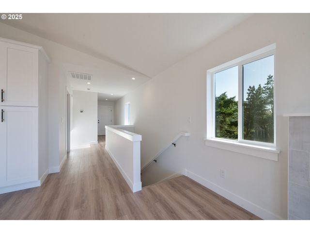 110 CRESCENT St, Tillamook, OR 97141