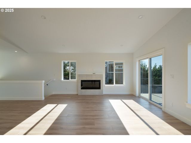 110 CRESCENT St, Tillamook, OR 97141