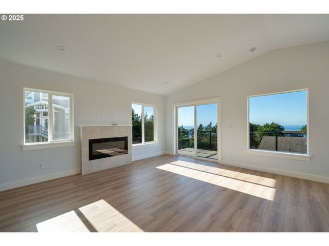 110 CRESCENT St, Tillamook, OR 97141