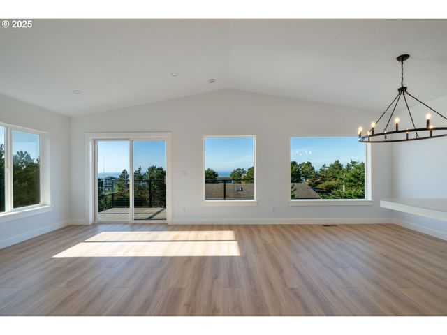 110 CRESCENT St, Tillamook, OR 97141