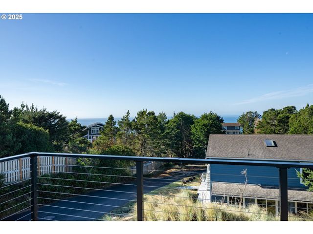 110 CRESCENT St, Tillamook, OR 97141