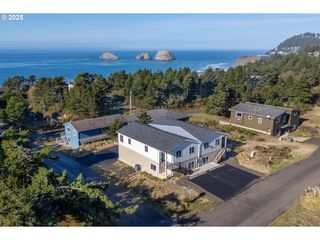 110 CRESCENT St, Tillamook, OR 97141