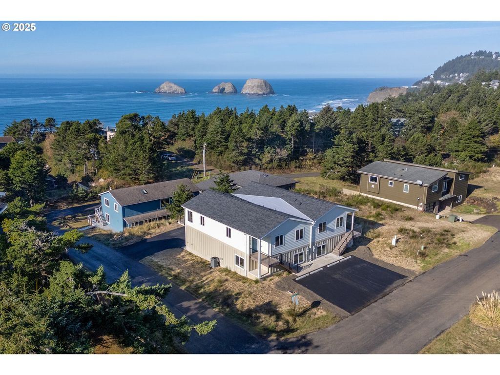 110 CRESCENT St, Tillamook, OR 97141