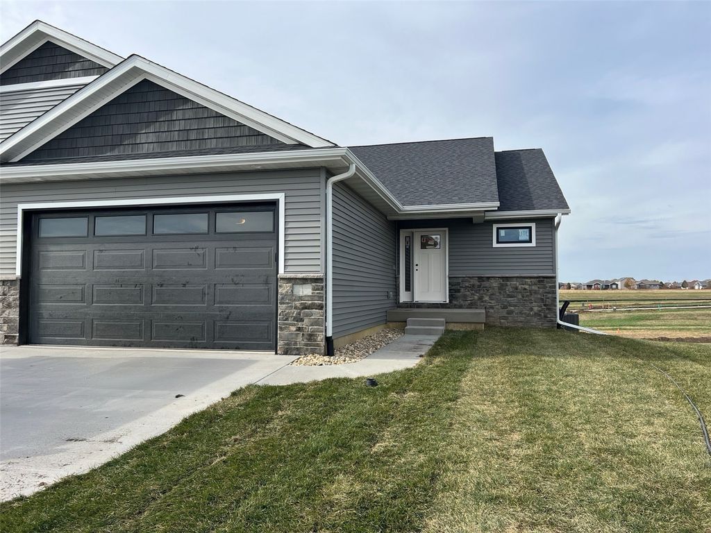 829 Prairie View Drive, West Branch, IA 52358