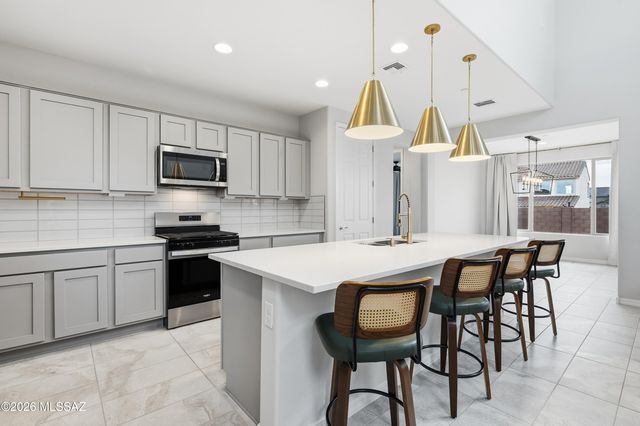 7990 S Expedition Drive, Tucson, AZ 85747