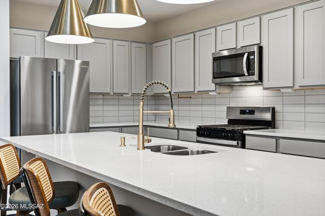 7990 S Expedition Drive, Tucson, AZ 85747