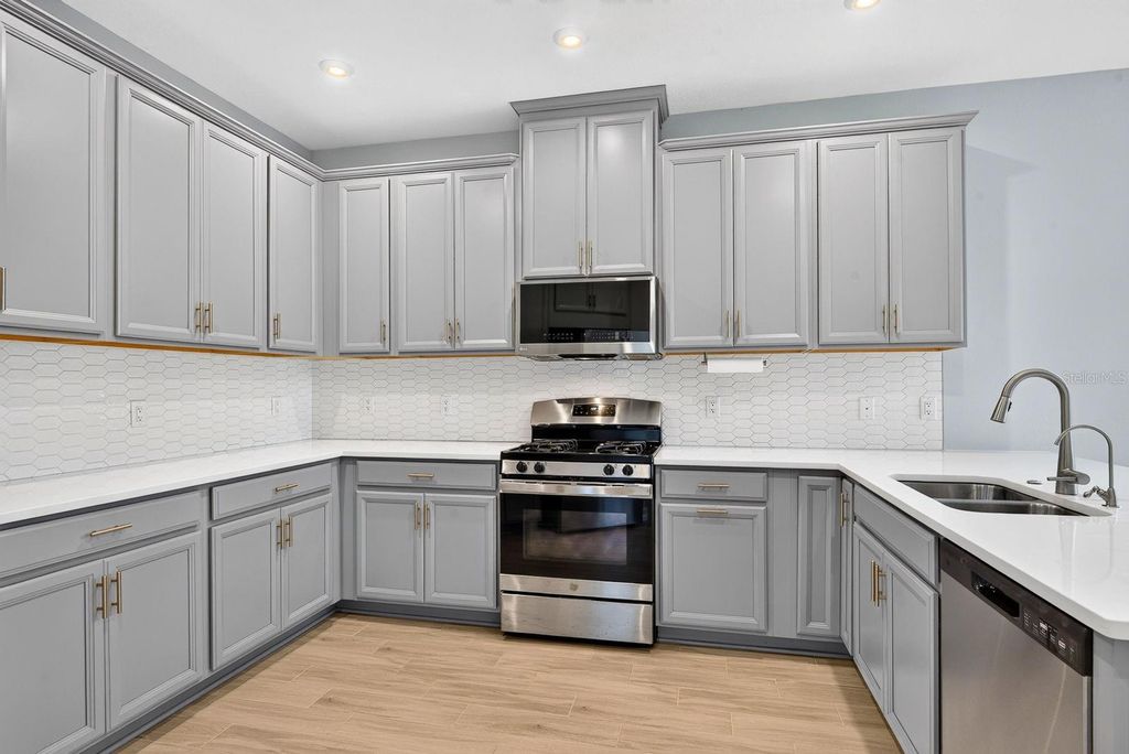Image 10 of property listing at 16443 PAYNES MILL DRIVE, Bradenton, FL 34211