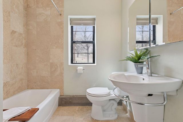 2201 3rd Avenue S 102, Minneapolis, MN 55404