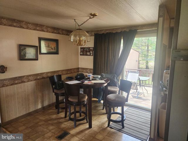 733 DOGWOOD DR, Green Lane, PA 18054
