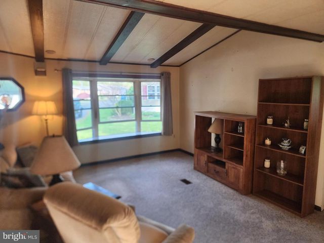 733 DOGWOOD DR, Green Lane, PA 18054