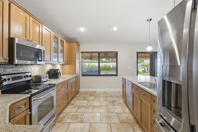 921 Monticello Ave, Davie, FL 33325