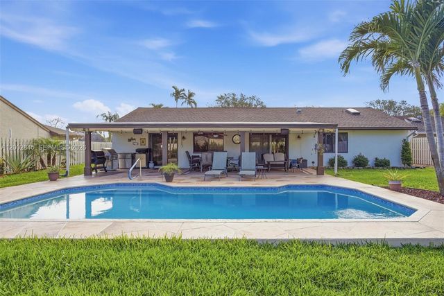 921 Monticello Ave, Davie, FL 33325