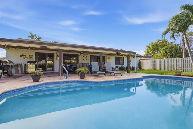 921 Monticello Ave, Davie, FL 33325