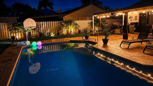 921 Monticello Ave, Davie, FL 33325