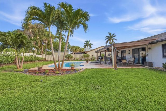 921 Monticello Ave, Davie, FL 33325