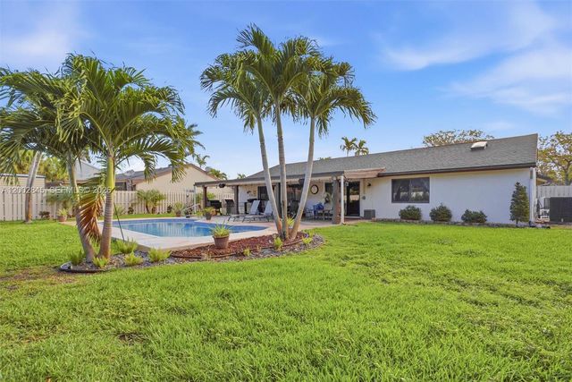 921 Monticello Ave, Davie, FL 33325