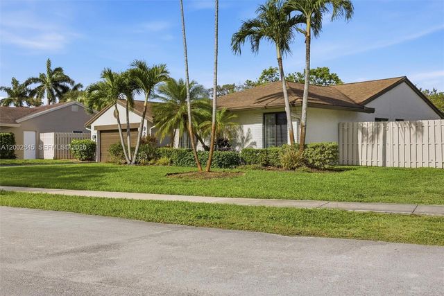 921 Monticello Ave, Davie, FL 33325