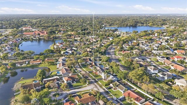 921 Monticello Ave, Davie, FL 33325