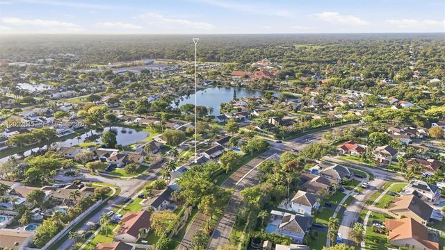 921 Monticello Ave, Davie, FL 33325