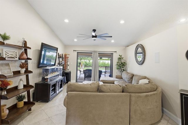 921 Monticello Ave, Davie, FL 33325