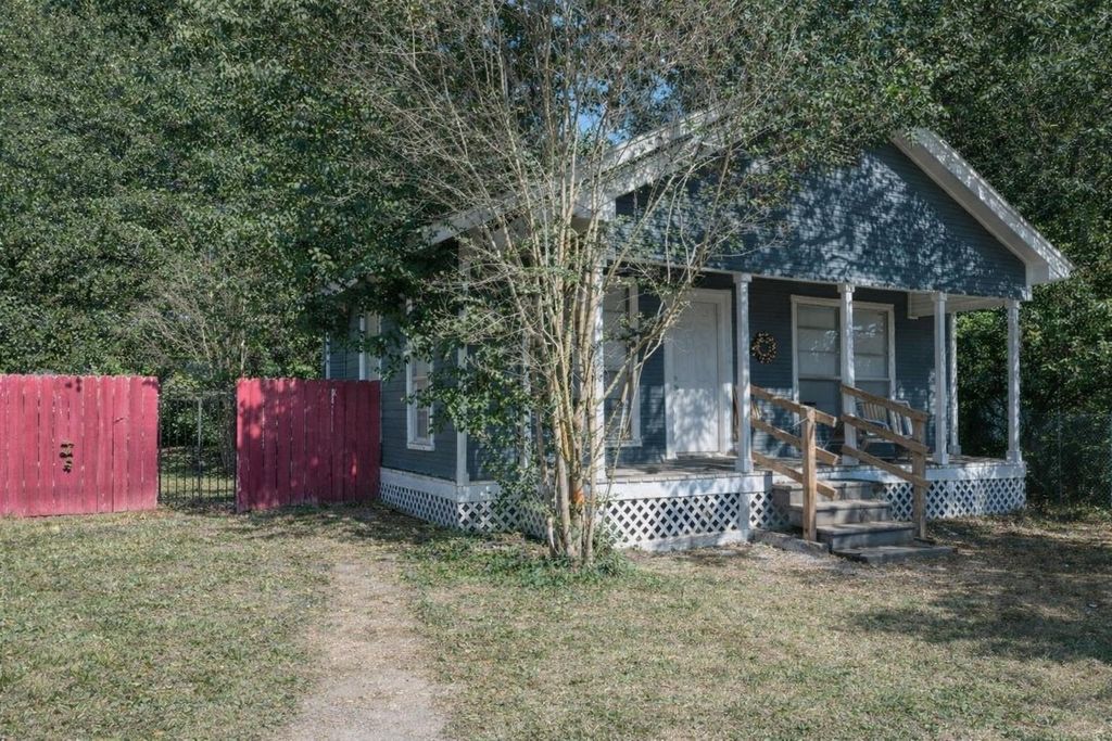 201 S Cleveland Street, Dayton, TX 77535
