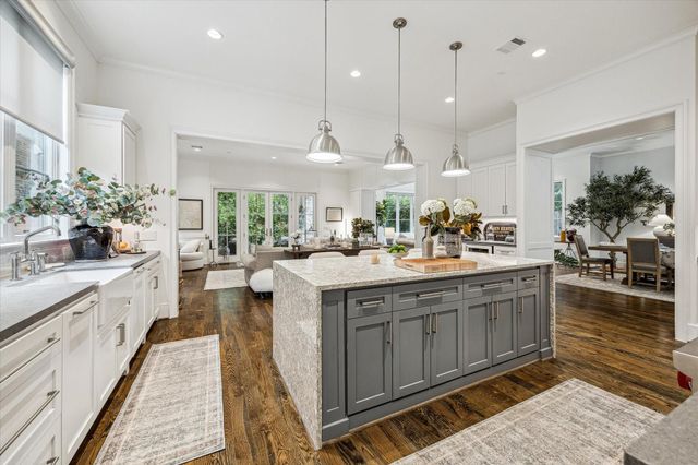 2501 Yupon Street, Houston, TX 77006