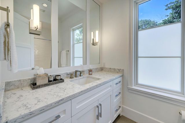 2501 Yupon Street, Houston, TX 77006